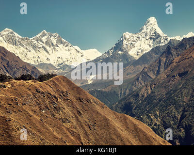 Retro stilisierte Bild der Ama Dablam Berg in der Everest Region des Himalaya, Nepal.