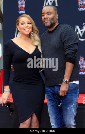 Los Angeles, USA. November 2017. Mariah Carey und Lee Daniels nehmen an der Hand- und Fußabdruck-Zeremonie zu Ehren von Mariah Carey Teil, die am 1. November 2017 im TCL Chinese Theatre in Hollywood, Kalifornien, stattfand. Quelle: Geisler-Fotopress/Alamy Live News Stockfoto