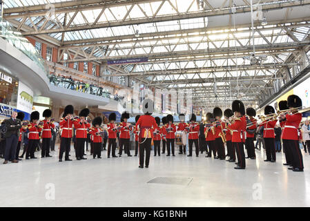 Waterloo, London, Großbritannien. November 2017. Die Grenadier Guards spielen in der Waterloo Station für den London Poppy Day Appell. Quelle: Matthew Chattle/Alamy Live News Stockfoto