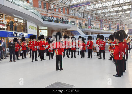 Waterloo, London, Großbritannien. November 2017. Die Grenadier Guards spielen in der Waterloo Station für den London Poppy Day Appell. Quelle: Matthew Chattle/Alamy Live News Stockfoto