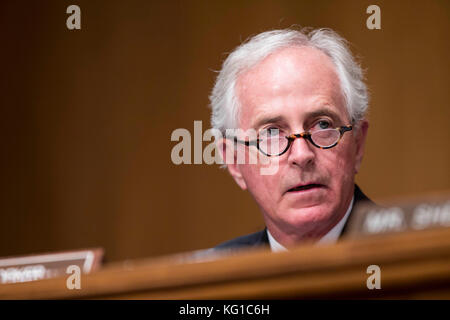 Washington, USA. November 2017. US-Senator Bob Corker (Republikaner von Tennessee) während einer Anhörung des Bank- und Finanzausschusses im Senat am 1. November 2017 auf dem Capitol Hill in Washington, DC. Credit: Alex Edelman/CNP - KEIN KABELSERVICE · Credit: Alex Edelman/Consolidated/dpa/Alamy Live News Stockfoto