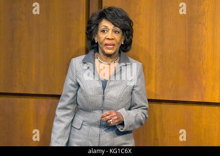 Washington, USA. November 2017. Die US-Repräsentantin Maxine Waters (Demokrat von Kalifornien) nimmt an der Anhörung des Geheimdienstausschusses des US-Senats zur russischen Nutzung sozialer Medien Teil, um das Ergebnis der Wahlen 2016 auf dem Capitol Hill in Washington, DC am 1. November 2017 zu beeinflussen. Credit: Alex Edelman/CNP - KEIN KABELSERVICE · Credit: Alex Edelman/Consolidated/dpa/Alamy Live News Stockfoto