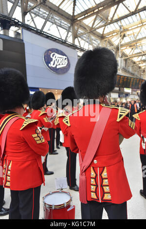 Waterloo, London, Großbritannien. November 2017. Die Grenadier Guards spielen in der Waterloo Station für den London Poppy Day Appell. Quelle: Matthew Chattle/Alamy Live News Stockfoto