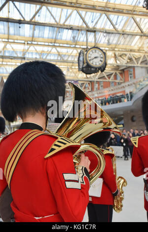 Waterloo, London, Großbritannien. November 2017. Die Grenadier Guards spielen in der Waterloo Station für den London Poppy Day Appell. Quelle: Matthew Chattle/Alamy Live News Stockfoto