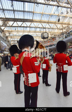 Waterloo, London, Großbritannien. November 2017. Die Grenadier Guards spielen in der Waterloo Station für den London Poppy Day Appell. Quelle: Matthew Chattle/Alamy Live News Stockfoto