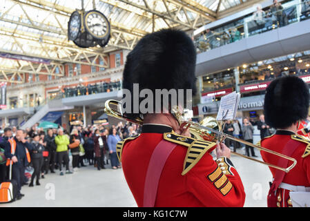 Waterloo, London, Großbritannien. November 2017. Die Grenadier Guards spielen in der Waterloo Station für den London Poppy Day Appell. Quelle: Matthew Chattle/Alamy Live News Stockfoto