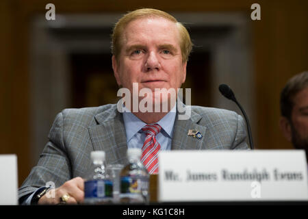 Washington, USA. November 2017. James Randolph Evans, aus Georgia, während seiner Bestätigungsverhandlung als Botschafter der Vereinigten Staaten in Luxemburg vor dem Ausschuss für Außenbeziehungen des US-Senats am Capitol Hill in Washington, DC am 1. November 2017. Credit: Alex Edelman/CNP - KEIN KABELSERVICE · Credit: Alex Edelman/Consolidated/dpa/Alamy Live News Stockfoto