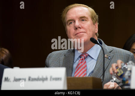 Washington, USA. November 2017. James Randolph Evans, aus Georgia, während seiner Bestätigungsverhandlung als Botschafter der Vereinigten Staaten in Luxemburg vor dem Ausschuss für Außenbeziehungen des US-Senats am Capitol Hill in Washington, DC am 1. November 2017. Credit: Alex Edelman/CNP - KEIN KABELSERVICE · Credit: Alex Edelman/Consolidated/dpa/Alamy Live News Stockfoto