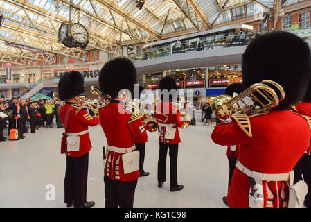 Waterloo, London, Großbritannien. November 2017. Die Grenadier Guards spielen in der Waterloo Station für den London Poppy Day Appell. Quelle: Matthew Chattle/Alamy Live News Stockfoto