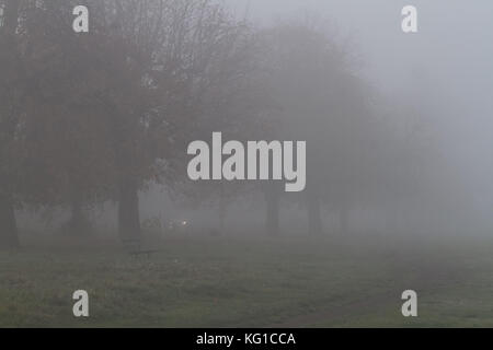 London, Großbritannien. 2 Nov, 2017 Bäume im dichten Morgennebel auf Wimbledon Common Kredit abgedeckt: Amer ghazzal/alamy leben Nachrichten Stockfoto