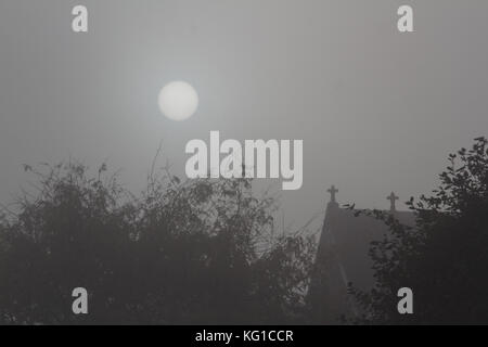 London, Großbritannien. 2 Nov, 2017. die Sonne durch Dick moring morgen Nebel in Wimbledon Guthaben angezeigt: Amer ghazzal/alamy leben Nachrichten Stockfoto