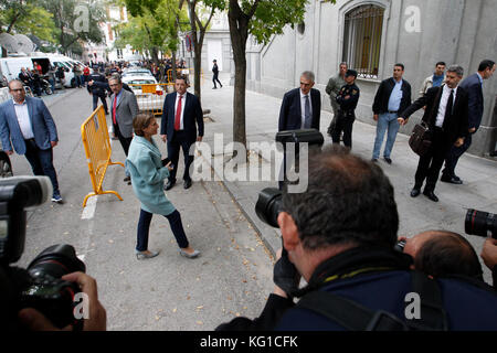 Madrid, Spanien. November 2017. Die Präsidentin des katalanischen Parlaments, Carme Forcadell, trifft am Donnerstag, den 2. November 2017, in Madrid ein, um sich über den Prozess der Unabhängigkeit Kataloniens zu äußern. Quelle: Gtres Información más Comuniación online, S.L./Alamy Live News Stockfoto