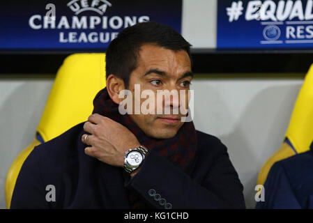 Charkiw, Ukraine. 1.. November 2017. Feyenoord-Manager Giovanni Van Bronckhorst schaut während des UEFA Champions League-Spiels gegen Shakhtar Donetsk im OSK-Metalist-Stadion in Charkiw, Ukraine, auf. Quelle: Oleksandr Prykhodko/Alamy Live News Stockfoto