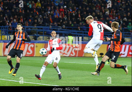 Charkiw, Ukraine. 1.. November 2017. Nicolai Jorgensen von Feyenoord (#9) schießt beim UEFA Champions League-Spiel gegen Shakhtar Donetsk im OSK Metalist-Stadion in Kharkiv, Ukraine, ein Tor. Shakhtar gewann 3-1. Quelle: Oleksandr Prykhodko/Alamy Live News Stockfoto