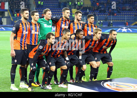 Charkiw, Ukraine. 1.. November 2017. Shakhtar Donetsk-Spieler posieren für ein Gruppenfoto vor dem UEFA Champions League-Spiel gegen Feyenoord im OSK-Metalist-Stadion in Charkiw, Ukraine. Quelle: Oleksandr Prykhodko/Alamy Live News Stockfoto