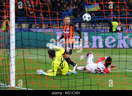 Charkiw, Ukraine. 1.. November 2017. Marlos von Shakhtar Donetsk (#11) erzielt im UEFA Champions League-Spiel gegen Feyenoord im OSK Metalist-Stadion in Charkiw, Ukraine, ein Tor. Shakhtar gewann 3-1. Quelle: Oleksandr Prykhodko/Alamy Live News Stockfoto