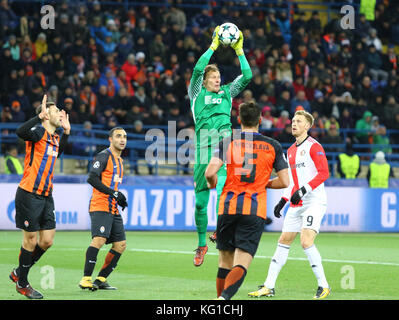 Charkiw, Ukraine. 1.. November 2017. Torwart Andriy Pjatov von Shakhtar Donetsk (in grün) im Einsatz während des UEFA Champions League-Spiels gegen Feyenoord im OSK Metalist-Stadion in Charkiw, Ukraine. Shakhtar gewann 3-1. Quelle: Oleksandr Prykhodko/Alamy Live News Stockfoto