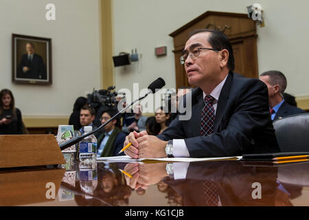 Washington, USA. 01.. November 2017. Thae Yong-ho, ehemaliger stellvertretender Missionsleiter, Botschaft der Demokratischen Volksrepublik Korea im Vereinigten Königreich, ein nordkoreanischer Überläufer nach Südkorea, bezeugt am 1.. November 2017 vor dem Ausschuss des Repräsentantenhauses der Vereinigten Staaten für auswärtige Angelegenheiten auf dem Kapitol in Washington, DC. Kredit: Alex Edelman/CNP - KEIN DRAHT-SERVICE · Gutschrift: Alex Edelman/Consolidated/dpa/Alamy Live Nachrichten Stockfoto