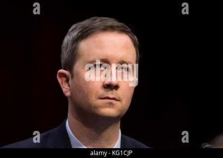 Washington, USA. November 2017. Twitter der amtierende General Counsel Sean Edgett sagt vor dem Geheimdienstausschuss des US-Senats aus, während einer Anhörung, um den Einfluss der sozialen Medien auf Capitol Hill in Washington, DC am 1. November 2017 zu untersuchen. Credit: Alex Edelman/CNP - KEIN KABELSERVICE · Credit: Alex Edelman/Consolidated/dpa/Alamy Live News Stockfoto