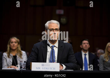 Washington, USA. November 2017. Facebook General Counsel Colin Stretch, während er vor dem Geheimdienstkomitee des US-Senats aussagt, während einer Anhörung, um den Einfluss der sozialen Medien auf Capitol Hill in Washington, DC am 1. November 2017 zu untersuchen. Credit: Alex Edelman/CNP - KEIN KABELSERVICE · Credit: Alex Edelman/Consolidated/dpa/Alamy Live News Stockfoto