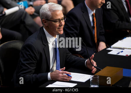 Washington, USA. November 2017. Facebook General Counsel Colin Stretch, während er vor dem Geheimdienstkomitee des US-Senats aussagt, während einer Anhörung, um den Einfluss der sozialen Medien auf Capitol Hill in Washington, DC am 1. November 2017 zu untersuchen. Credit: Alex Edelman/CNP - KEIN KABELSERVICE · Credit: Alex Edelman/Consolidated/dpa/Alamy Live News Stockfoto