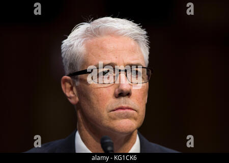 Washington, USA. November 2017. Facebook General Counsel Colin Stretch, während er vor dem Geheimdienstkomitee des US-Senats aussagt, während einer Anhörung, um den Einfluss der sozialen Medien auf Capitol Hill in Washington, DC am 1. November 2017 zu untersuchen. Credit: Alex Edelman/CNP - KEIN KABELSERVICE · Credit: Alex Edelman/Consolidated/dpa/Alamy Live News Stockfoto