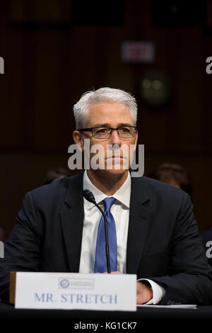 Washington, USA. November 2017. Facebook General Counsel Colin Stretch, während er vor dem Geheimdienstkomitee des US-Senats aussagt, während einer Anhörung, um den Einfluss der sozialen Medien auf Capitol Hill in Washington, DC am 1. November 2017 zu untersuchen. Credit: Alex Edelman/CNP - KEIN KABELSERVICE · Credit: Alex Edelman/Consolidated/dpa/Alamy Live News Stockfoto