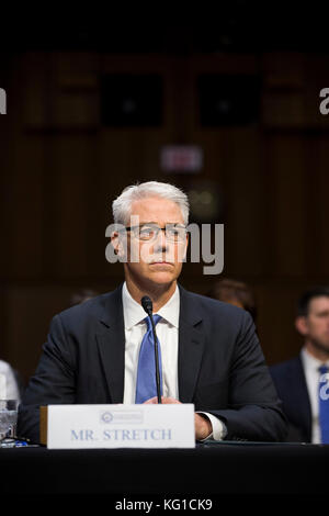Washington, USA. November 2017. Facebook General Counsel Colin Stretch, während er vor dem Geheimdienstkomitee des US-Senats aussagt, während einer Anhörung, um den Einfluss der sozialen Medien auf Capitol Hill in Washington, DC am 1. November 2017 zu untersuchen. Credit: Alex Edelman/CNP - KEIN KABELSERVICE · Credit: Alex Edelman/Consolidated/dpa/Alamy Live News Stockfoto