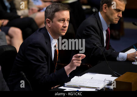 Washington, USA. November 2017. Twitter der amtierende General Counsel Sean Edgett sagt vor dem Geheimdienstausschuss des US-Senats aus, während einer Anhörung, um den Einfluss der sozialen Medien auf Capitol Hill in Washington, DC am 1. November 2017 zu untersuchen. Credit: Alex Edelman/CNP - KEIN KABELSERVICE · Credit: Alex Edelman/Consolidated/dpa/Alamy Live News Stockfoto