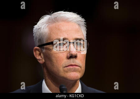 Washington, USA. November 2017. Facebook General Counsel Colin Stretch, während er vor dem Geheimdienstkomitee des US-Senats aussagt, während einer Anhörung, um den Einfluss der sozialen Medien auf Capitol Hill in Washington, DC am 1. November 2017 zu untersuchen. Credit: Alex Edelman/CNP - KEIN KABELSERVICE · Credit: Alex Edelman/Consolidated/dpa/Alamy Live News Stockfoto