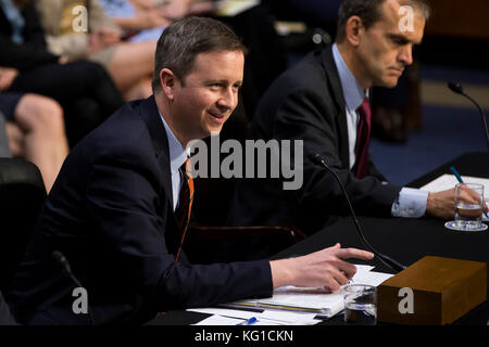 Washington, USA. November 2017. Twitter der amtierende General Counsel Sean Edgett sagt vor dem Geheimdienstausschuss des US-Senats aus, während einer Anhörung, um den Einfluss der sozialen Medien auf Capitol Hill in Washington, DC am 1. November 2017 zu untersuchen. Credit: Alex Edelman/CNP - KEIN KABELSERVICE · Credit: Alex Edelman/Consolidated/dpa/Alamy Live News Stockfoto