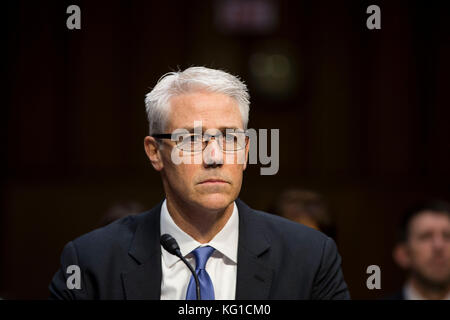 Washington, USA. November 2017. Facebook General Counsel Colin Stretch, während er vor dem Geheimdienstkomitee des US-Senats aussagt, während einer Anhörung, um den Einfluss der sozialen Medien auf Capitol Hill in Washington, DC am 1. November 2017 zu untersuchen. Credit: Alex Edelman/CNP - KEIN KABELSERVICE · Credit: Alex Edelman/Consolidated/dpa/Alamy Live News Stockfoto