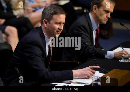 Washington, USA. November 2017. Twitter der amtierende General Counsel Sean Edgett sagt vor dem Geheimdienstausschuss des US-Senats aus, während einer Anhörung, um den Einfluss der sozialen Medien auf Capitol Hill in Washington, DC am 1. November 2017 zu untersuchen. Credit: Alex Edelman/CNP - KEIN KABELSERVICE · Credit: Alex Edelman/Consolidated/dpa/Alamy Live News Stockfoto