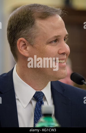 Der US-Repräsentant James Bridenstine (Republikaner von Oklahoma), Nominierter für den Administrator der National Aeronautics and Space Administration (NASA), bezeugt bei seiner Bestätigungsverhandlung vor dem US-Senatsausschuss für Handel, Wissenschaft und Verkehr am Mittwoch, den 1. November 2017 in Washington, DC. Obligatorische Gutschrift: Joel Kowsky/NASA über CNP - KEIN ÜBERLEITUNGSDIENST · Foto: Joel Kowsky/Consolidated/dpa Stockfoto