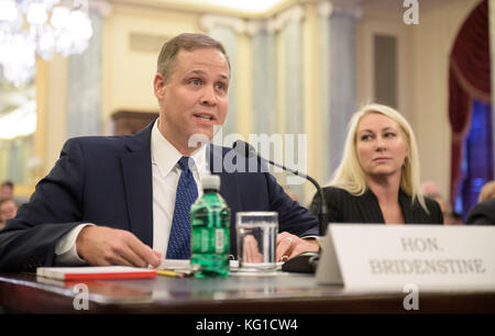 Der US-Repräsentant James Bridenstine (Republikaner von Oklahoma), Nominierter für den Administrator der National Aeronautics and Space Administration (NASA), bezeugt bei seiner Bestätigungsverhandlung vor dem US-Senatsausschuss für Handel, Wissenschaft und Verkehr am Mittwoch, den 1. November 2017 in Washington, DC. Obligatorische Gutschrift: Joel Kowsky/NASA über CNP - KEIN ÜBERLEITUNGSDIENST · Foto: Joel Kowsky/Consolidated/dpa Stockfoto