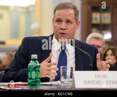 Der US-Repräsentant James Bridenstine (Republikaner von Oklahoma), Nominierter für den Administrator der National Aeronautics and Space Administration (NASA), bezeugt bei seiner Bestätigungsverhandlung vor dem US-Senatsausschuss für Handel, Wissenschaft und Verkehr am Mittwoch, den 1. November 2017 in Washington, DC. Obligatorische Gutschrift: Joel Kowsky/NASA über CNP - KEIN ÜBERLEITUNGSDIENST · Foto: Joel Kowsky/Consolidated/dpa Stockfoto