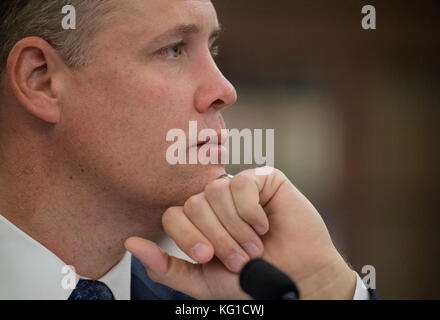 Der US-Repräsentant James Bridenstine (Republikaner von Oklahoma), Nominierter für den Administrator der National Aeronautics and Space Administration (NASA), bezeugt bei seiner Bestätigungsverhandlung vor dem US-Senatsausschuss für Handel, Wissenschaft und Verkehr am Mittwoch, den 1. November 2017 in Washington, DC. Obligatorische Gutschrift: Joel Kowsky/NASA über CNP - KEIN ÜBERLEITUNGSDIENST · Foto: Joel Kowsky/Consolidated/dpa Stockfoto