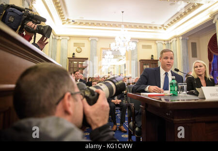 Der US-Repräsentant James Bridenstine (Republikaner von Oklahoma), Nominierter für den Administrator der National Aeronautics and Space Administration (NASA), bezeugt bei seiner Bestätigungsverhandlung vor dem US-Senatsausschuss für Handel, Wissenschaft und Verkehr am Mittwoch, den 1. November 2017 in Washington, DC. Obligatorische Gutschrift: Joel Kowsky/NASA über CNP - KEIN ÜBERLEITUNGSDIENST · Foto: Joel Kowsky/Consolidated/dpa Stockfoto