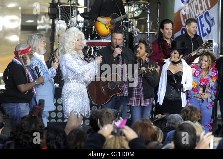 Al Roker, Savannah Guthrie, Matt Lauer, Blake Shelton, Hoda Kotb, Carson Daly, Megyn Kelly, Kathie Lee Gifford und Billy Ray Cyrus bei der NBC Today Halloween Extravaganza 2017 am Rockefeller Plaza. New York, 31.10.2017 | Nutzung weltweit Stockfoto