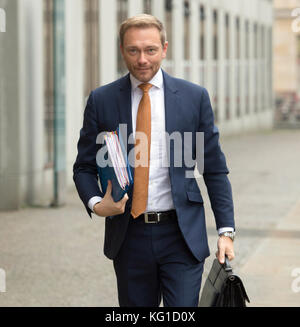 Berlin, Deutschland. November 2017. FDP-Vorsitzender Christian Lindner kommt zu einer weiteren Diskussionsrunde zwischen der CDU, der CSU, der FDP und den Grünen im Deutschen Bundestagsverband in Berlin, 02. November 2017 Credit: Paul Zinken/dpa/Alamy Live News Stockfoto