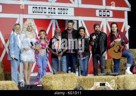 Savannah Guthrie als Kenny Rogers, Matt Lauer als Dolly Parton, Kathie Lee Gifford als Miley Cyrus, Al Roker als Willie Nelson, Blake Shelton, Hoda Kotb als Blake Shelton, Billy Ray Cyrus und Carson Daly als Billy Ray Cyrus auf der NBC Today Halloween Extravaganza 2017 am Rockefeller Plaza. New York, 31.10.2017 | Nutzung weltweit Stockfoto