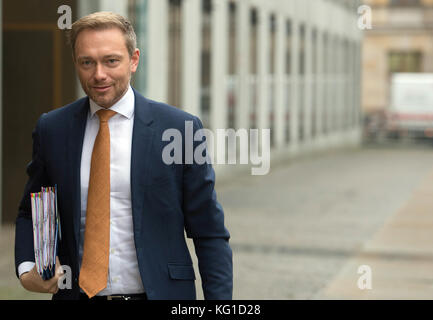 Berlin, Deutschland. November 2017. FDP-Vorsitzender Christian Lindner kommt zu einer weiteren Diskussionsrunde zwischen der CDU, der CSU, der FDP und den Grünen im Deutschen Bundestagsverband in Berlin, 02. November 2017 Credit: Paul Zinken/dpa/Alamy Live News Stockfoto