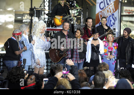 Al Roker, Savannah Guthrie, Matt Lauer, Blake Shelton, Hoda Kotb, Carson Daly, Megyn Kelly, Kathie Lee Gifford und Billy Ray Cyru bei der NBC Today Halloween Extravaganza 2017 am Rockefeller Plaza. New York, 31.10.2017 | Nutzung weltweit Stockfoto