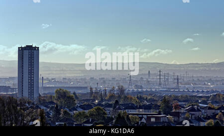 Glasgow, Schottland, Großbritannien. November 2017. Britisches Wetter sonnig frostig frisches Wetter und der Nebel beginnt sich über Braehead und den Süden der Stadt zu erheben. Credit Gerard Ferry/Alamy News Stockfoto