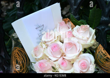 New York, USA. November 2017. Blumen und eine Notiz, die in der Nähe des Tatorts des tödlichen Truck-Angriffs in Lower Manhattan hinterlassen wurde. Quelle: Christopher Penler/Alamy Live News Stockfoto