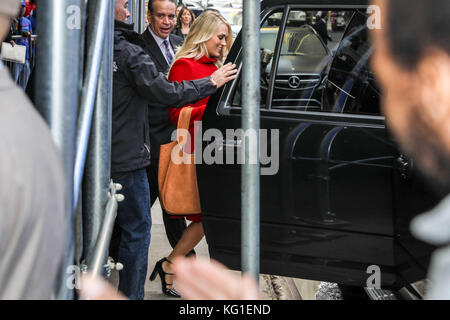 New York, Vereinigte Staaten. Nov. 2017. Carrie Underwood ist am Donnerstag auf dem Times Square in Manhattan in New York City zu sehen. (Foto: Vanessa CARVALHO/BRASILIEN FOTOPRESSE) Credit: Brazil Photo Press/Alamy Live News Stockfoto