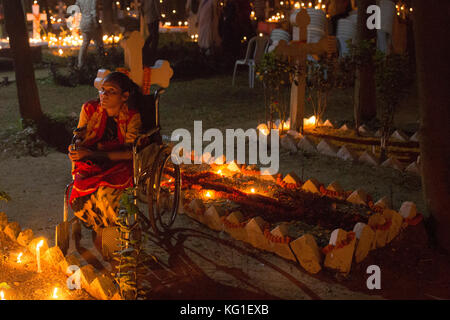 Dhaka, Bangladesch. 02 Nov, 2017. bangladeshi christlichen Gläubigen Tag alle Seelen' beobachten, bekannt als das Fest aller Seelen, Gedenken aller verstorbenen Gläubigen in Dhaka, Bangladesch am 02. November 2017. An diesem Tag Christen kommen auf den Friedhof und beten für die Verstorbenen Seelen von ihren Lieben..alle Seele Tag ist eine römisch-katholische Tag des Gedenkens für die Freunde und Angehörigen, die vergangen. Das kommt von dem alten heidnischen Fest der Toten, die die heidnischen Glauben, dass die Seelen der Verstorbenen für eine Mahlzeit mit der Familie zurückkehren würde gefeiert. Credit: zakir Hossain chowdhu Stockfoto