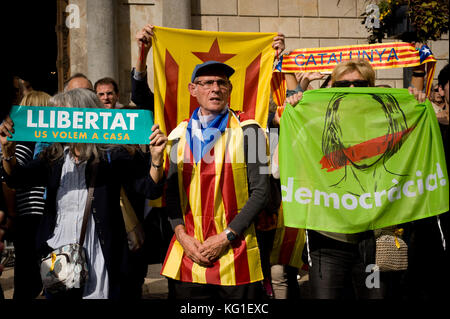 Barcelona, Spanien. 02 Nov, 2017. Leute, die sich vor dem Palau de la Generalitat von Katalonien zur Unterstützung der Beklagten katalanischer Politiker sammeln. Spanien Nationalen Gericht in Madrid wäre möglich Rebellion gegen Politiker für die Unabhängigkeit der Region erklärt Katalanisch gelten. Der abgesetzte katalanische Präsident, Carles puigdemont, könnte einen Haftbefehl Gesicht wenn er scheitert vor Gericht über seine Rolle in der Erklärung der Unabhängigkeit in der vergangenen Woche zu bezeugen. Credit: Jordi boixareu/alamy leben Nachrichten Stockfoto