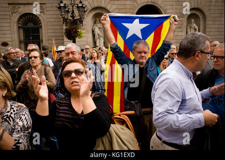 Barcelona, Spanien. 02 Nov, 2017. Leute, die sich vor dem Palau de la Generalitat von Katalonien zur Unterstützung der Beklagten katalanischer Politiker sammeln. Spanien Nationalen Gericht in Madrid wäre möglich Rebellion gegen Politiker für die Unabhängigkeit der Region erklärt Katalanisch gelten. Der abgesetzte katalanische Präsident, Carles puigdemont, könnte einen Haftbefehl Gesicht wenn er scheitert vor Gericht über seine Rolle in der Erklärung der Unabhängigkeit in der vergangenen Woche zu bezeugen. Credit: Jordi boixareu/alamy leben Nachrichten Stockfoto