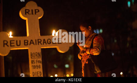 Dhaka, Bangladesch. 02 Nov, 2017. bangladeshi christlichen Gläubigen Tag alle Seelen' beobachten, bekannt als das Fest aller Seelen, Gedenken aller verstorbenen Gläubigen in Dhaka, Bangladesch am 02. November 2017. An diesem Tag Christen kommen auf den Friedhof und beten für die Verstorbenen Seelen von ihren Lieben..alle Seele Tag ist eine römisch-katholische Tag des Gedenkens für die Freunde und Angehörigen, die vergangen. Das kommt von dem alten heidnischen Fest der Toten, die die heidnischen Glauben, dass die Seelen der Verstorbenen für eine Mahlzeit mit der Familie zurückkehren würde gefeiert. Credit: zakir Hossain chowdhu Stockfoto